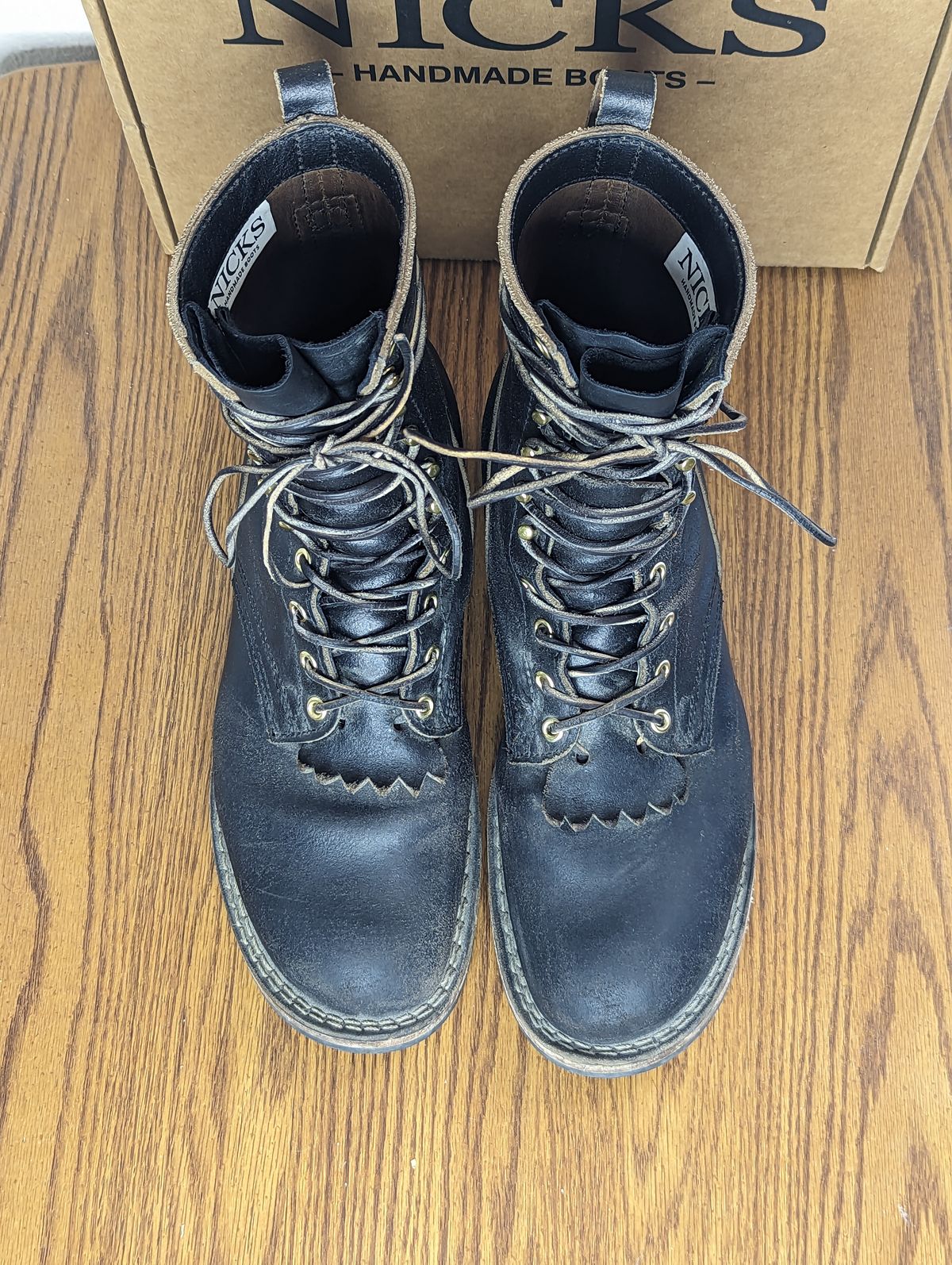 Photo by sassysasser on December 1, 2023 of the Nicks MTO in Horween Black Waxed Flesh.