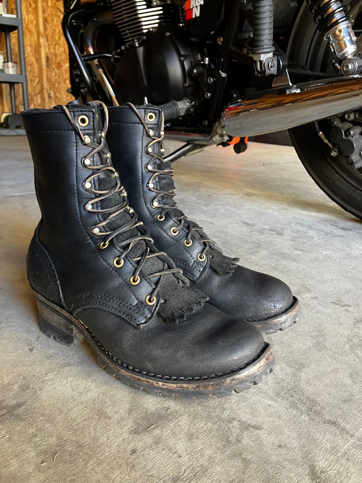 Photo by Triumph865 on September 23, 2023 of the Frank's Boots Type 2 Highlander in Seidel Black Oil Tan Roughout.