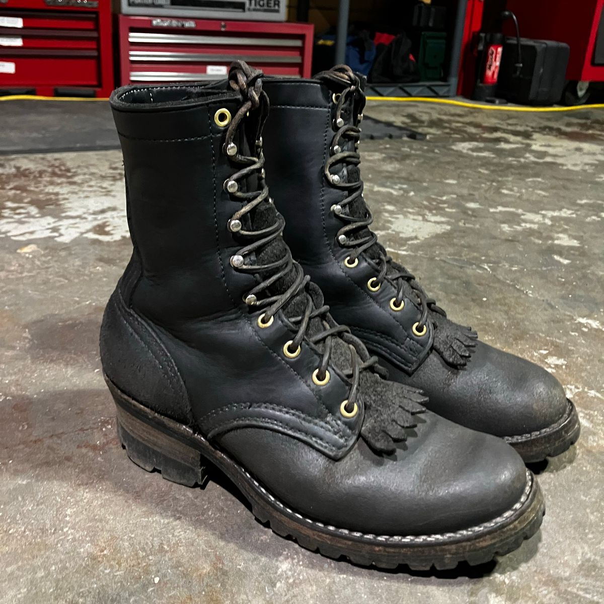 Photo by Triumph865 on November 29, 2024 of the Frank's Boots Type 2 Highlander in Seidel Black Oil Tan Roughout.