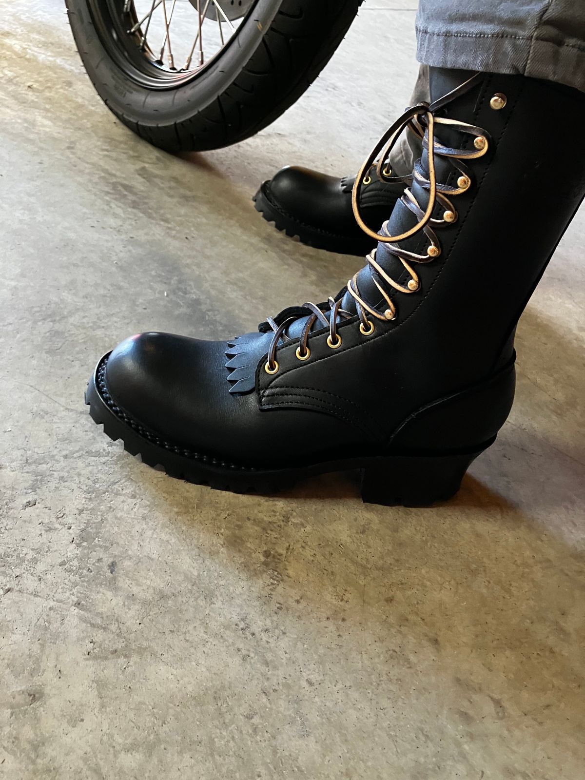 Photo by Triumph865 on September 21, 2023 of the Frank's Boots The Patriot in Seidel Black Oil Tan.