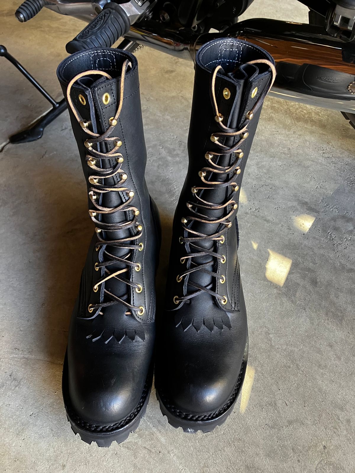 Photo by Triumph865 on September 23, 2023 of the Frank's Boots The Patriot in Seidel Black Oil Tan.