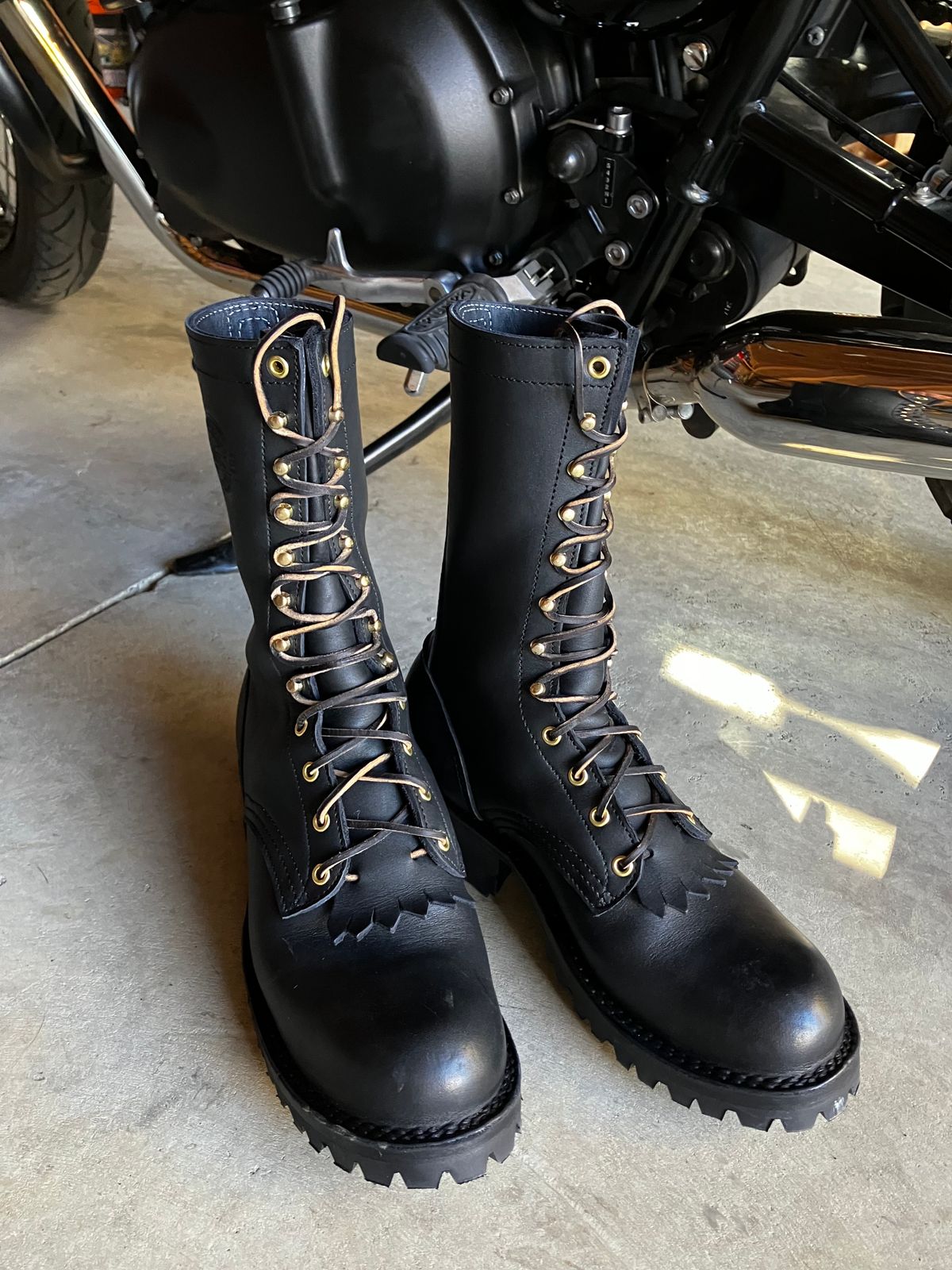 Photo by Triumph865 on September 23, 2023 of the Frank's Boots The Patriot in Seidel Black Oil Tan.