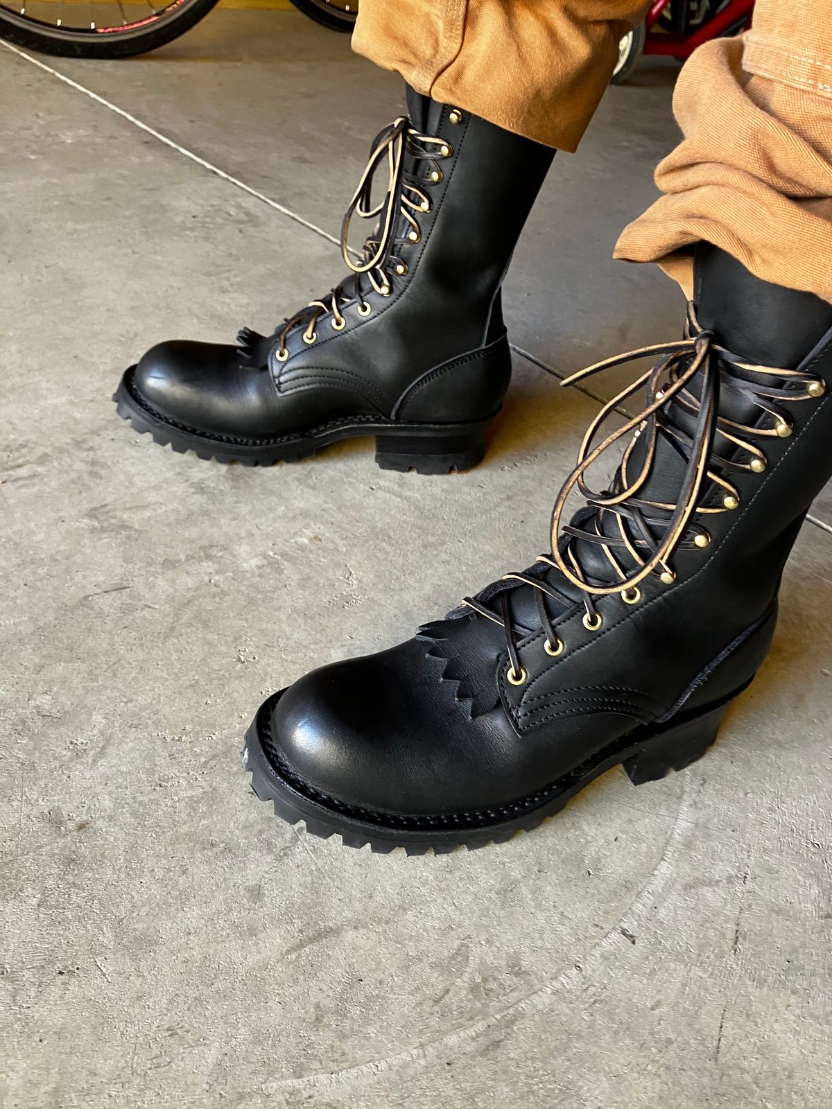 Photo by Triumph865 on September 23, 2023 of the Frank's Boots The Patriot in Seidel Black Oil Tan.