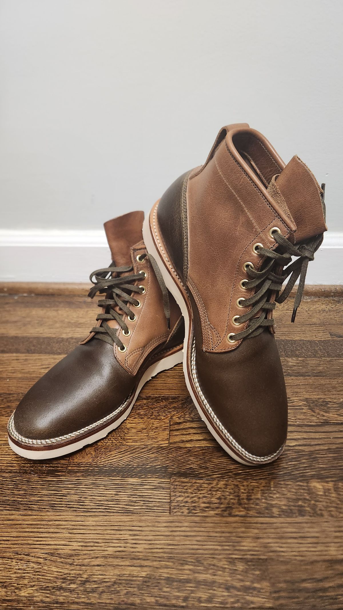 Photo by WeltedOne on October 1, 2023 of the Viberg Bobcat in Horween Olive Waxed Flesh.