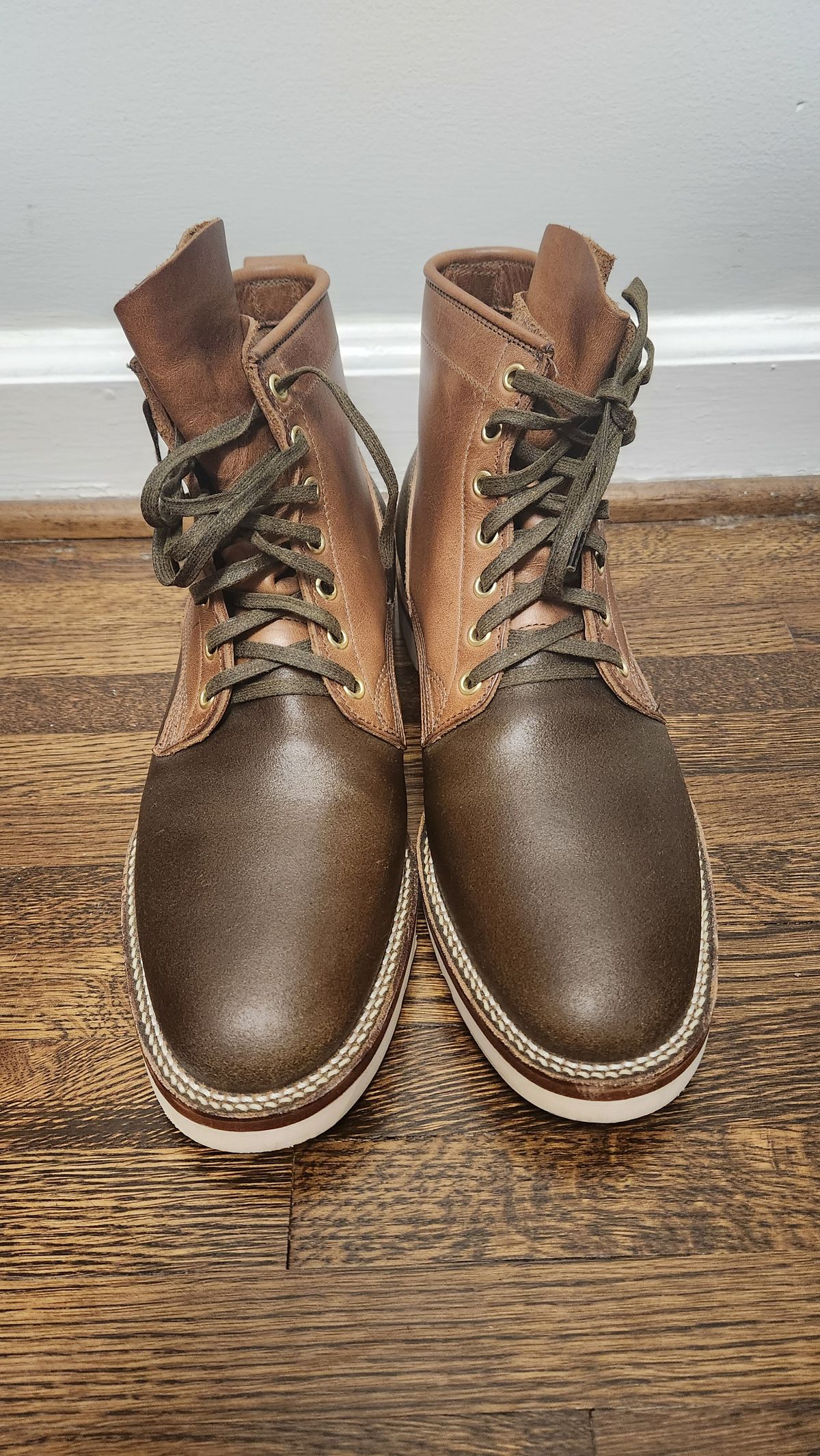 Photo by WeltedOne on October 1, 2023 of the Viberg Bobcat in Horween Olive Waxed Flesh.