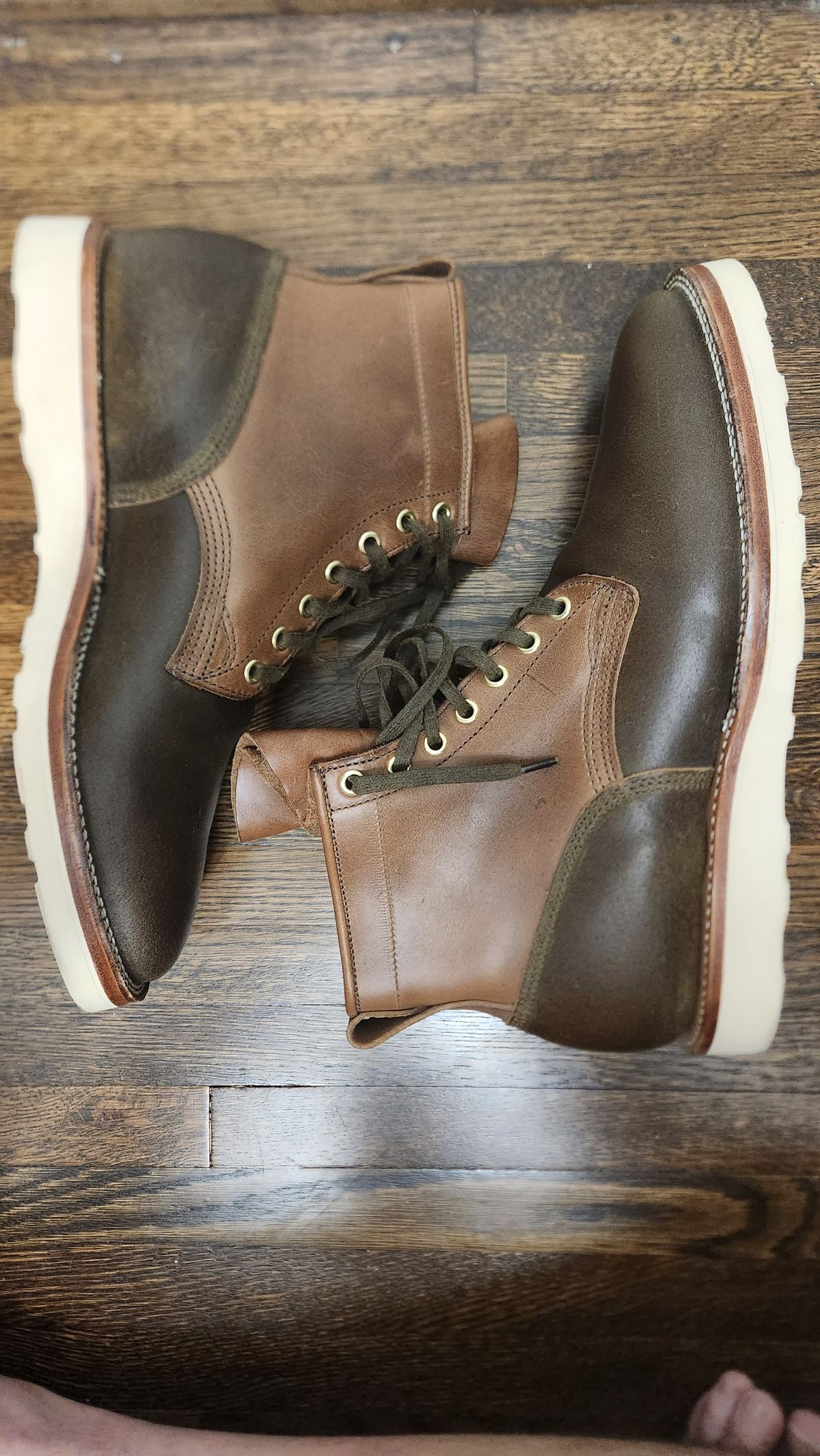Photo by WeltedOne on October 1, 2023 of the Viberg Bobcat in Horween Olive Waxed Flesh.