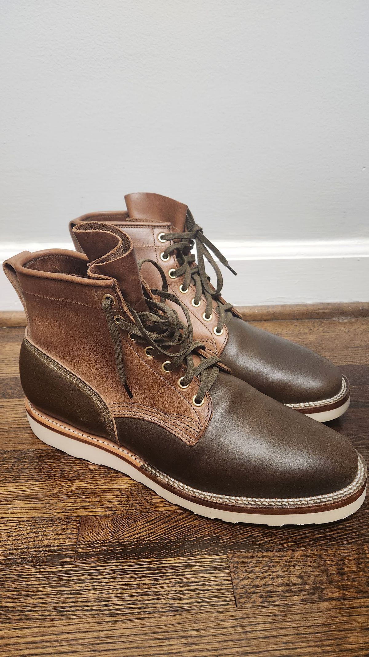 Photo by WeltedOne on October 1, 2023 of the Viberg Bobcat in Horween Olive Waxed Flesh.