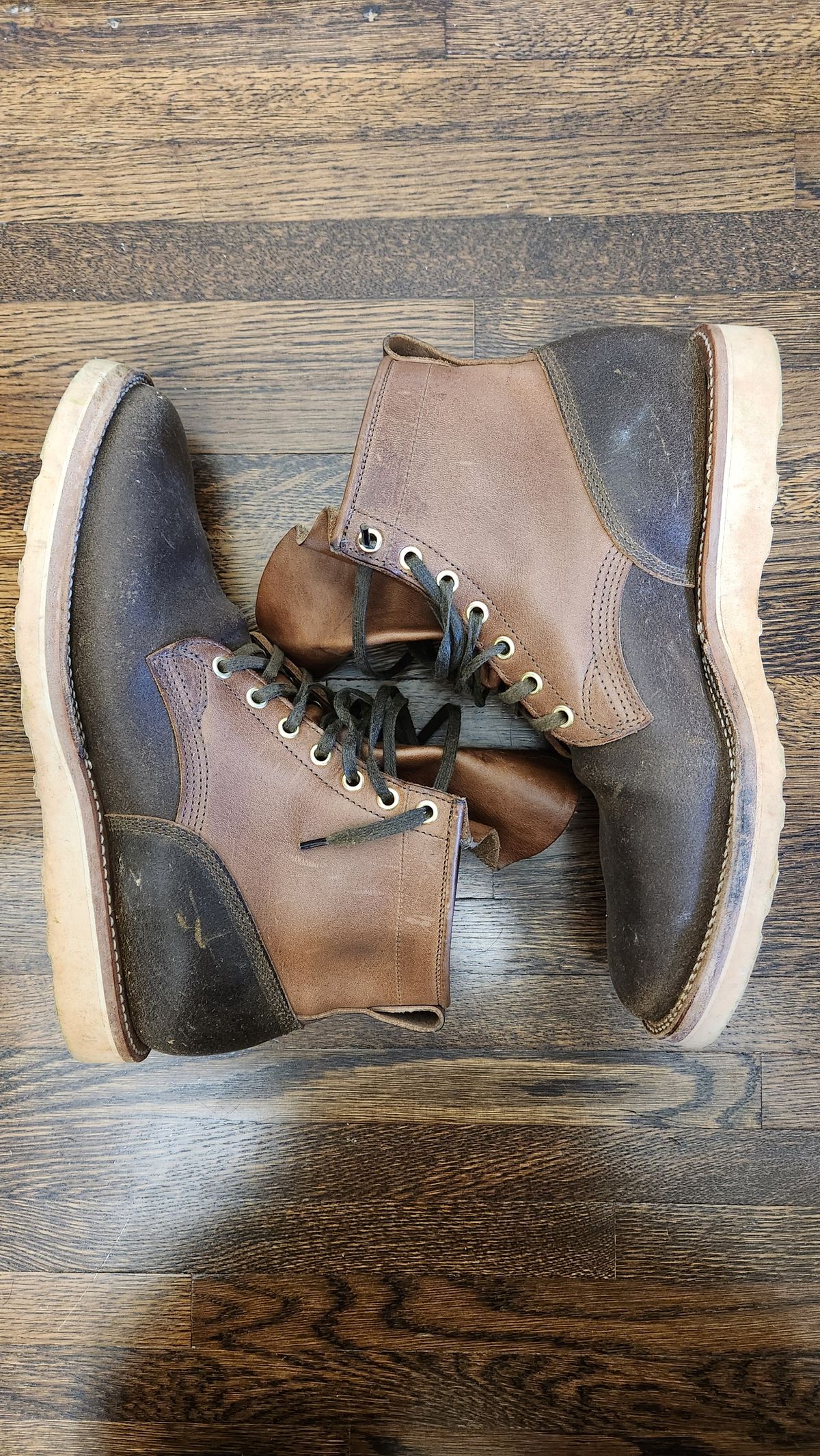 Photo by WeltedOne on November 5, 2023 of the Viberg Bobcat in Horween Olive Waxed Flesh.
