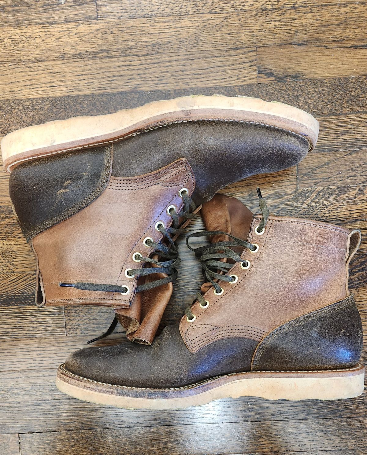 Photo by WeltedOne on January 5, 2024 of the Viberg Bobcat in Horween Olive Waxed Flesh.