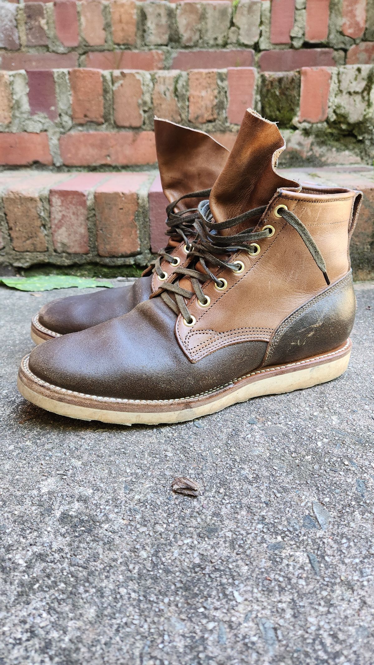 Photo by WeltedOne on April 5, 2024 of the Viberg Bobcat in Horween Olive Waxed Flesh.