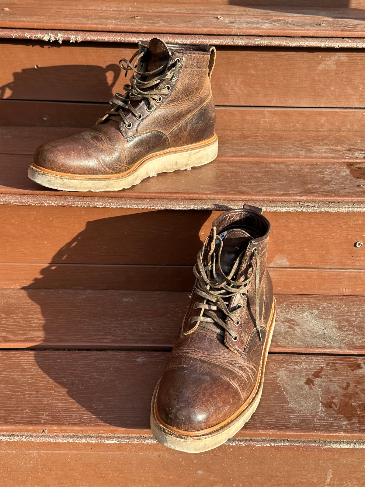 Photo by pesayerm on January 2, 2024 of the Viberg Scout Boot in Horween Rowdy Dachshund.