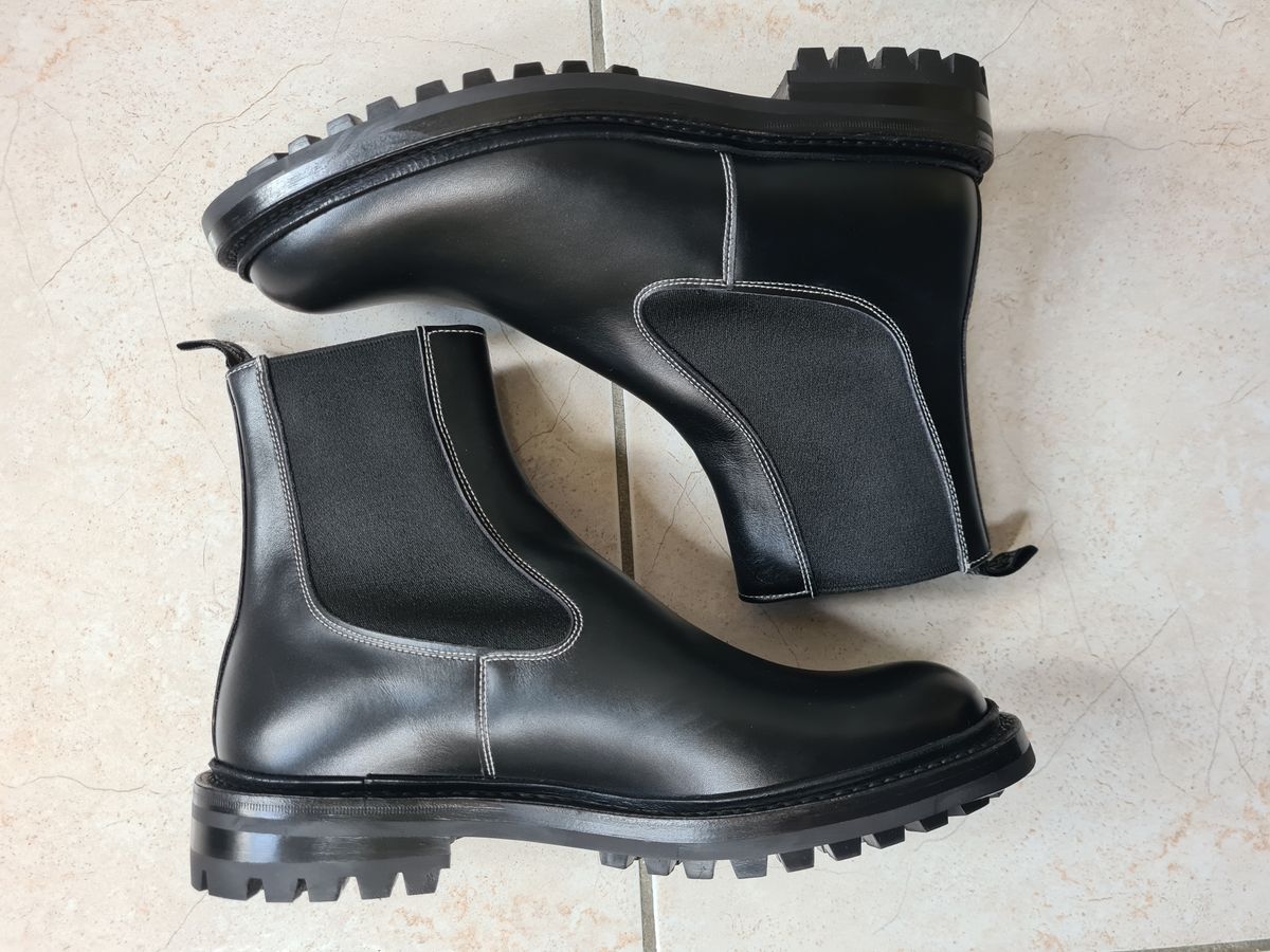 Photo by ChuckTales on October 1, 2022 of the Tricker's Stephen Chelsea Boot in Black Calf.