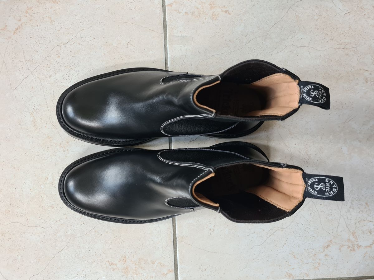 Photo by ChuckTales on October 1, 2022 of the Tricker's Stephen Chelsea Boot in Black Calf.