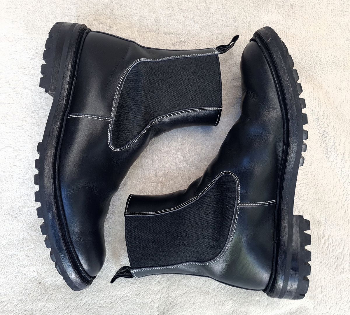 Photo by ChuckTales on November 1, 2022 of the Tricker's Stephen Chelsea Boot in Black Calf.