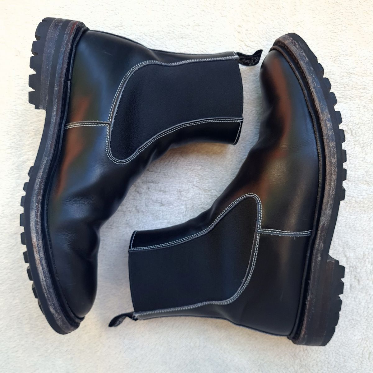 Photo by ChuckTales on January 2, 2023 of the Tricker's Stephen Chelsea Boot in Black Calf.