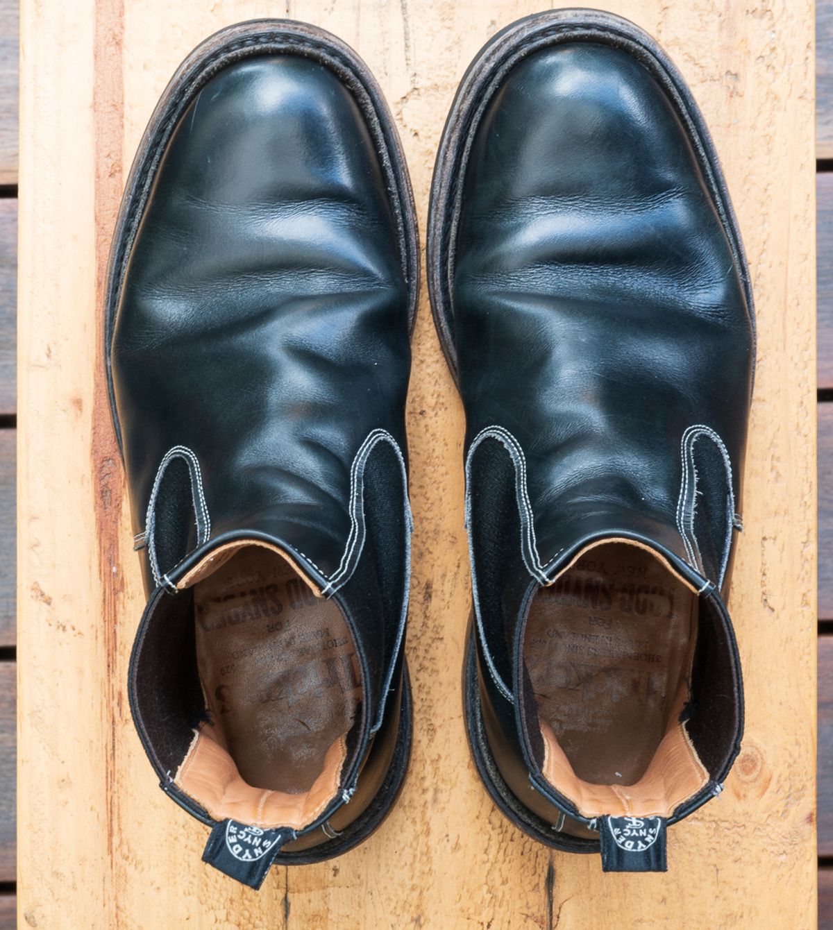 Photo by ChuckTales on April 1, 2023 of the Tricker's Stephen Chelsea Boot in Black Calf.