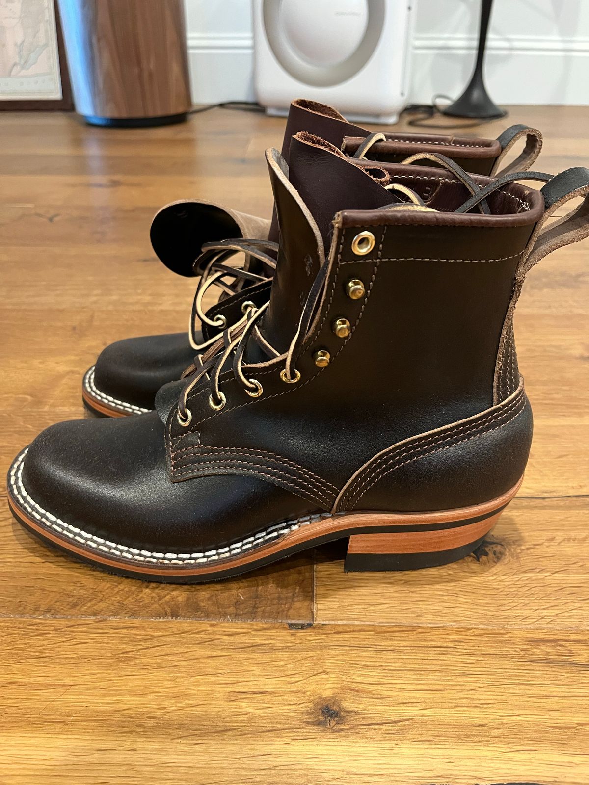 Photo by torrez on October 1, 2022 of the Nicks Robert in Horween Brown Waxed Flesh.