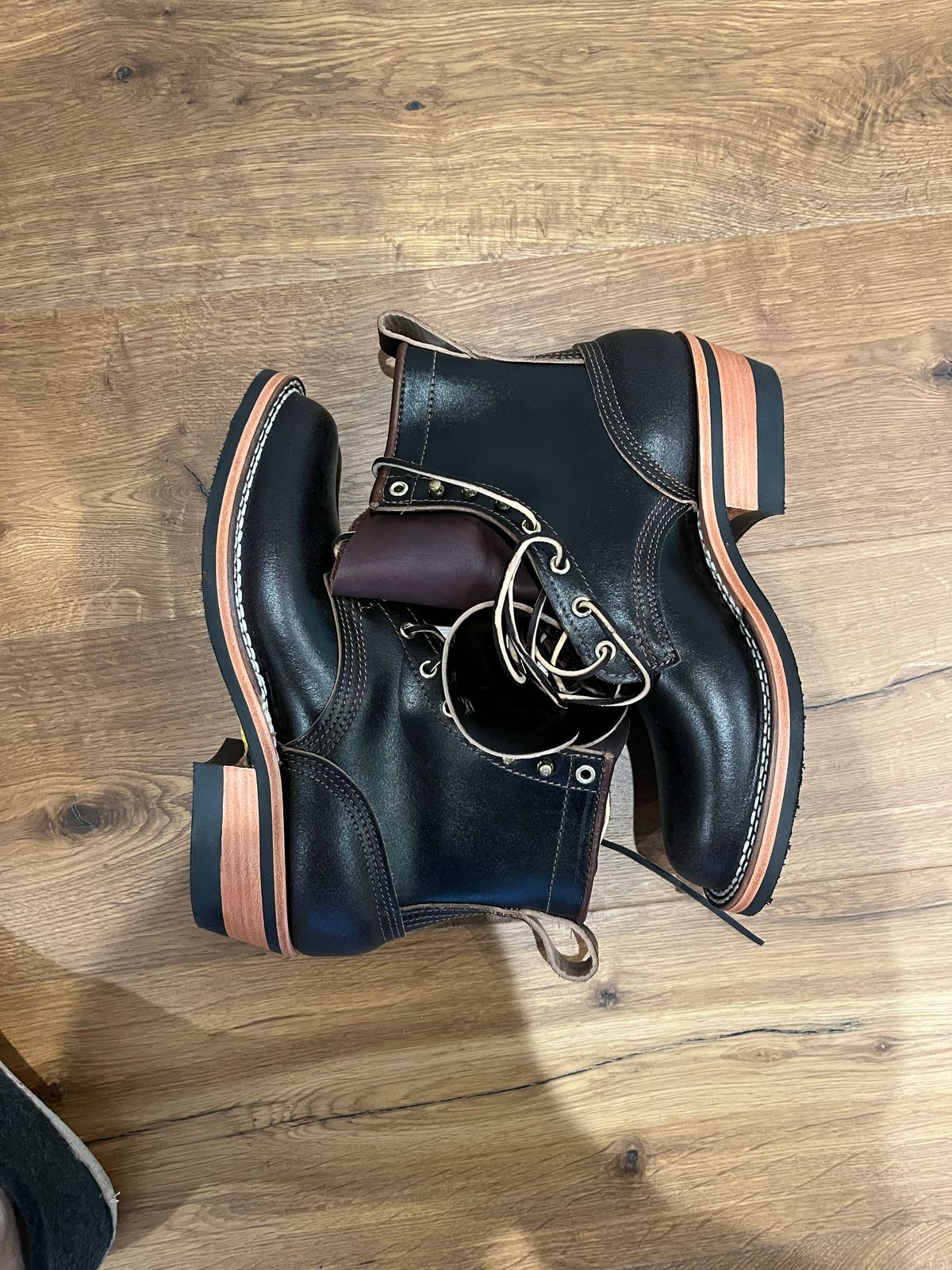 Photo by torrez on October 1, 2022 of the Nicks Robert in Horween Brown Waxed Flesh.