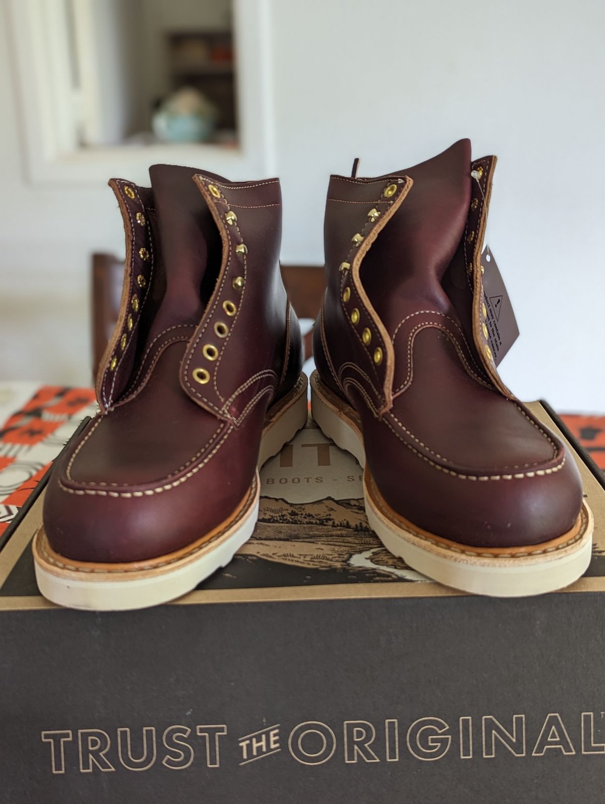 Photo by dwbrunton on September 6, 2023 of the White's Perry 6" Select in Seidel Burgundy Double Shot.