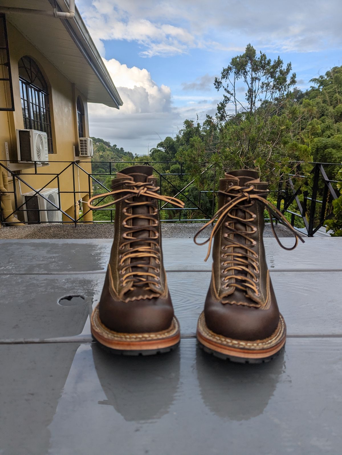 Photo by dwbrunton on October 25, 2024 of the White's Bounty Hunter in Horween Cinnamon Waxed Flesh & Horweem Olive Waxed Flesh.