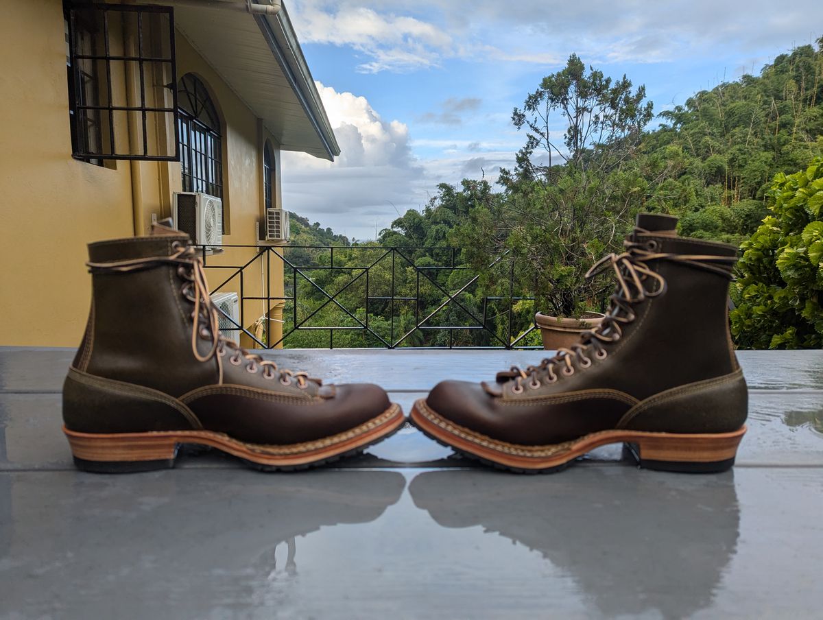 Photo by dwbrunton on October 25, 2024 of the White's Bounty Hunter in Horween Cinnamon Waxed Flesh & Horweem Olive Waxed Flesh.