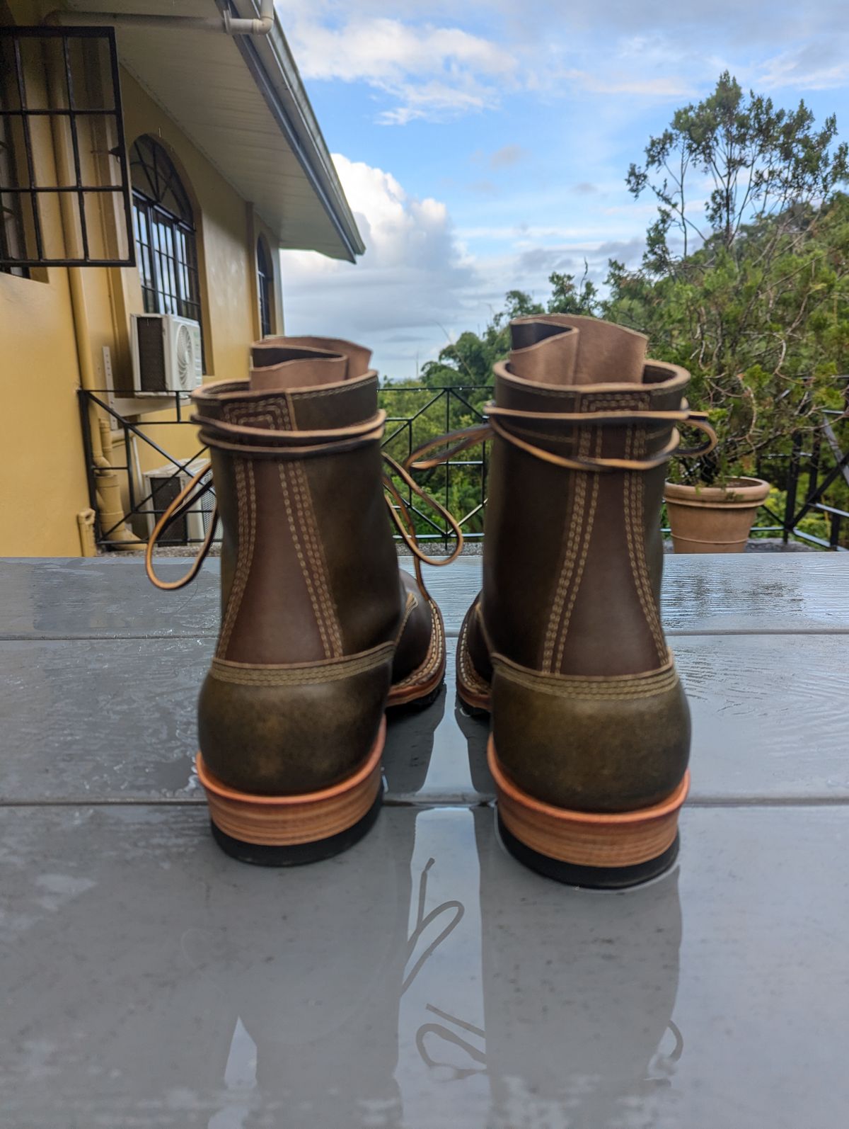 Photo by dwbrunton on October 25, 2024 of the White's Bounty Hunter in Horween Cinnamon Waxed Flesh & Horweem Olive Waxed Flesh.