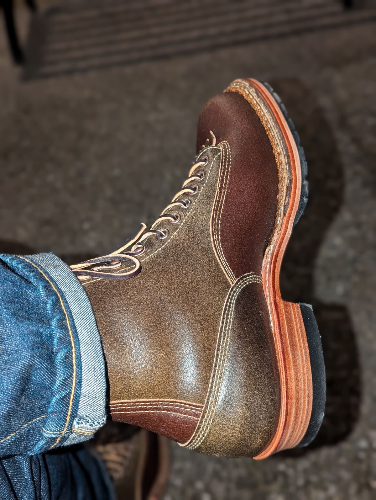 Photo by dwbrunton on October 24, 2024 of the White's Bounty Hunter in Horween Cinnamon Waxed Flesh & Horweem Olive Waxed Flesh.