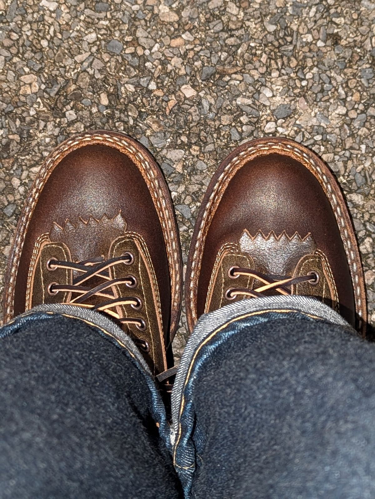 Photo by dwbrunton on October 24, 2024 of the White's Bounty Hunter in Horween Cinnamon Waxed Flesh & Horweem Olive Waxed Flesh.