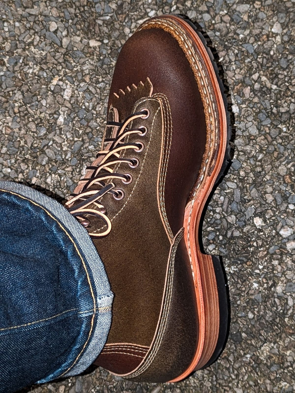 Photo by dwbrunton on October 24, 2024 of the White's Bounty Hunter in Horween Cinnamon Waxed Flesh & Horweem Olive Waxed Flesh.