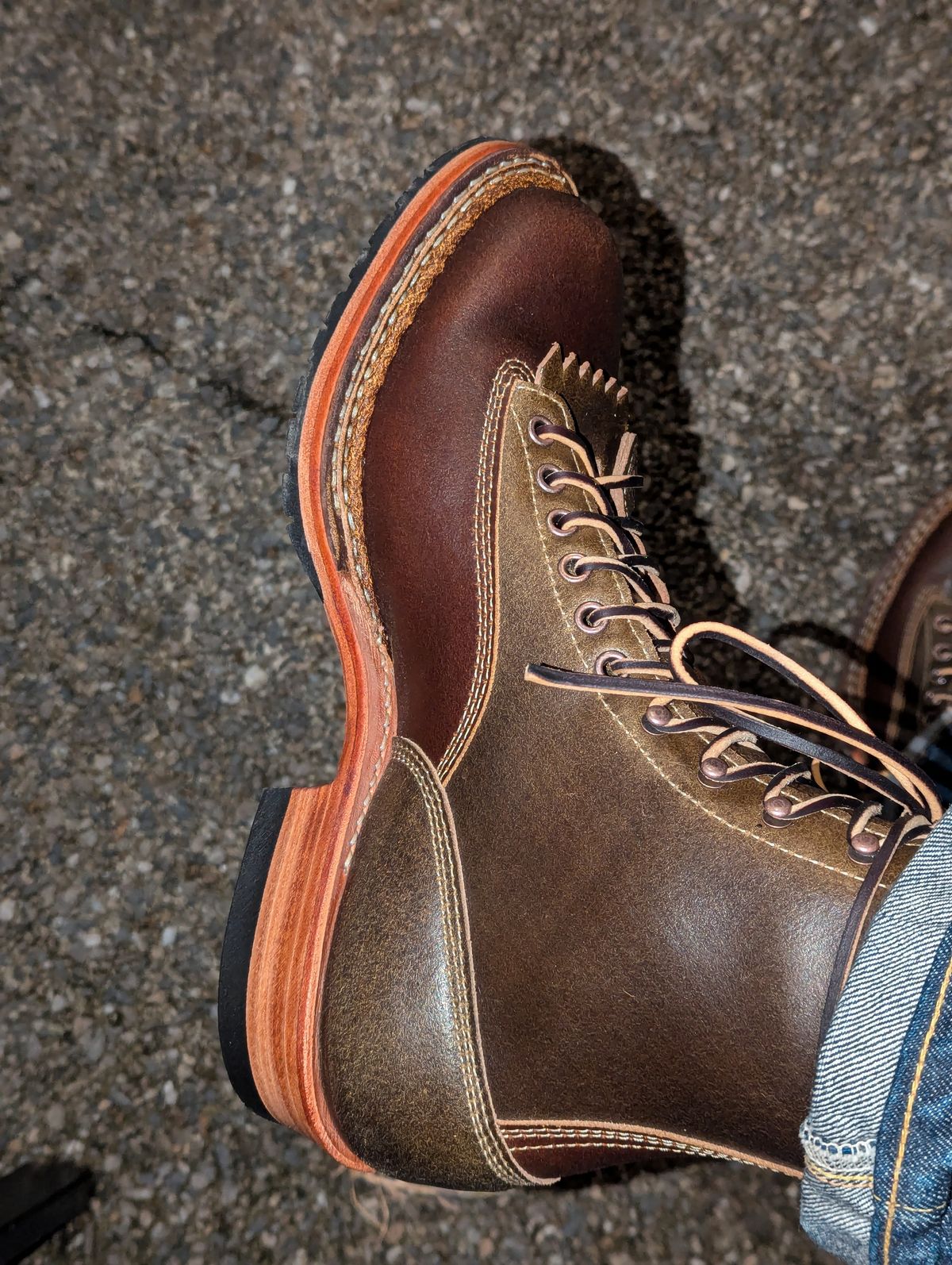 Photo by dwbrunton on October 24, 2024 of the White's Bounty Hunter in Horween Cinnamon Waxed Flesh & Horweem Olive Waxed Flesh.