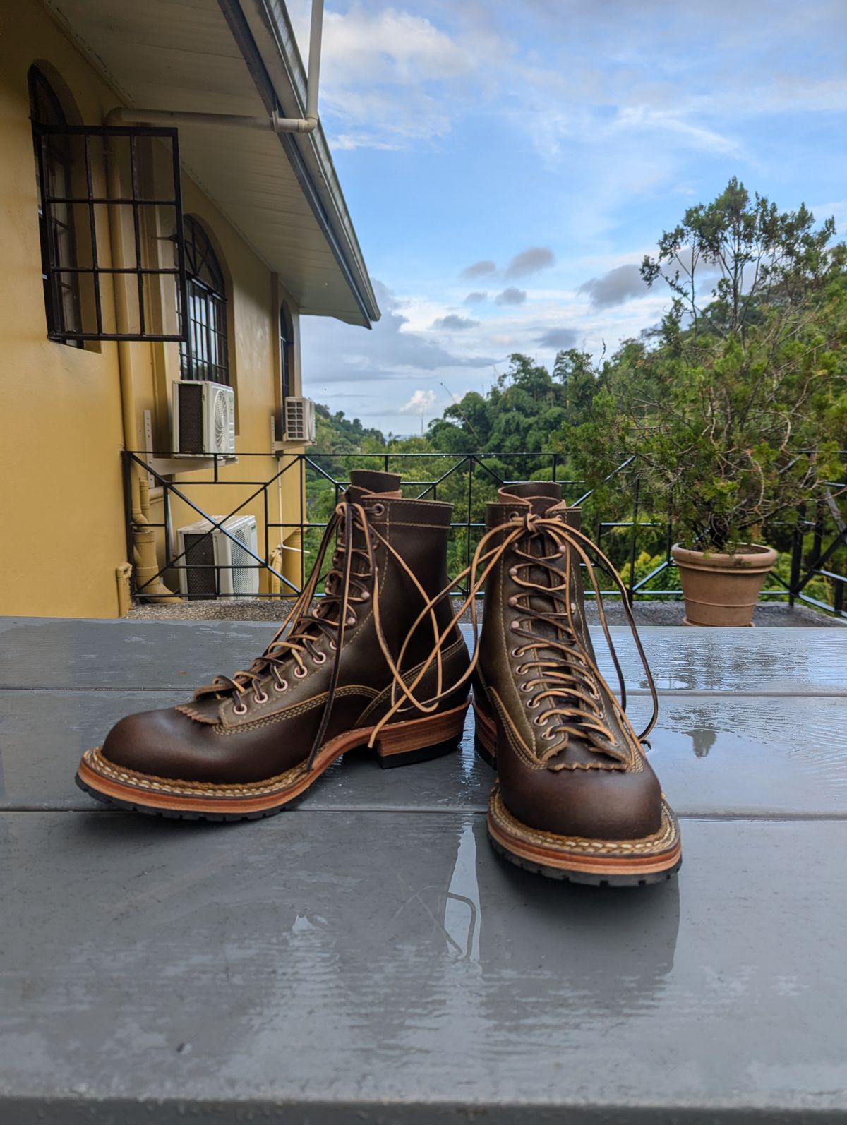 Photo by dwbrunton on October 25, 2024 of the White's Bounty Hunter in Horween Cinnamon Waxed Flesh & Horweem Olive Waxed Flesh.