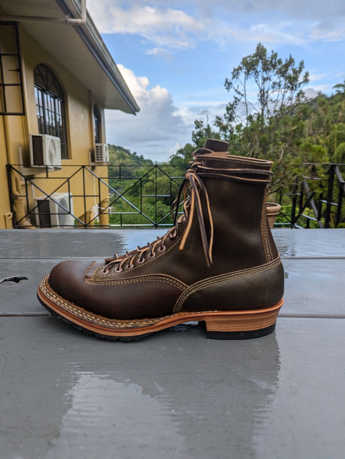 Photo by dwbrunton on October 25, 2024 of the White's Bounty Hunter in Horween Cinnamon Waxed Flesh & Horweem Olive Waxed Flesh.