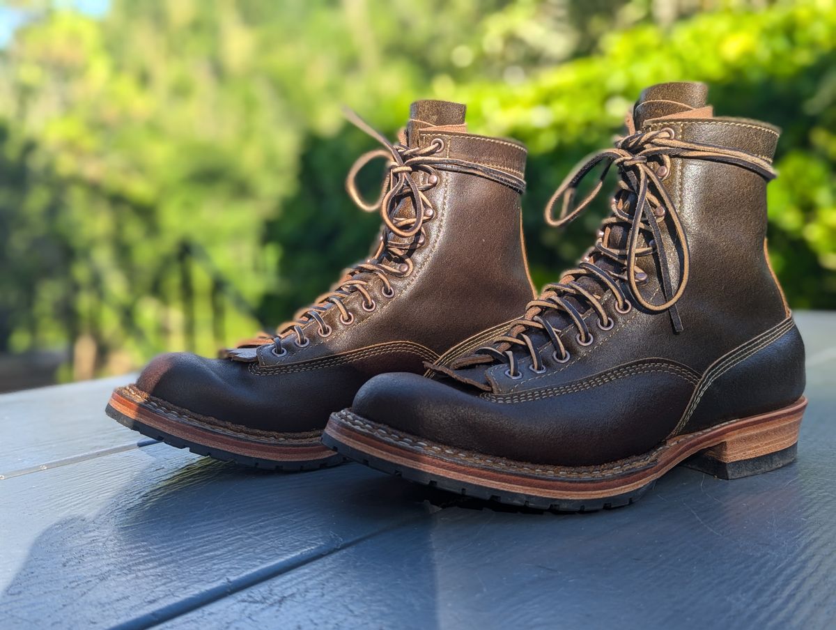 Photo by dwbrunton on October 29, 2024 of the White's Bounty Hunter in Horween Cinnamon Waxed Flesh & Horweem Olive Waxed Flesh.