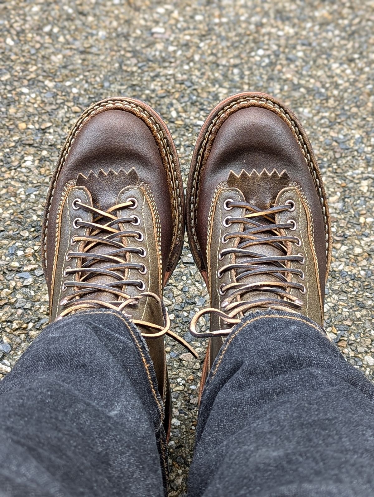 Photo by dwbrunton on October 27, 2024 of the White's Bounty Hunter in Horween Cinnamon Waxed Flesh & Horweem Olive Waxed Flesh.