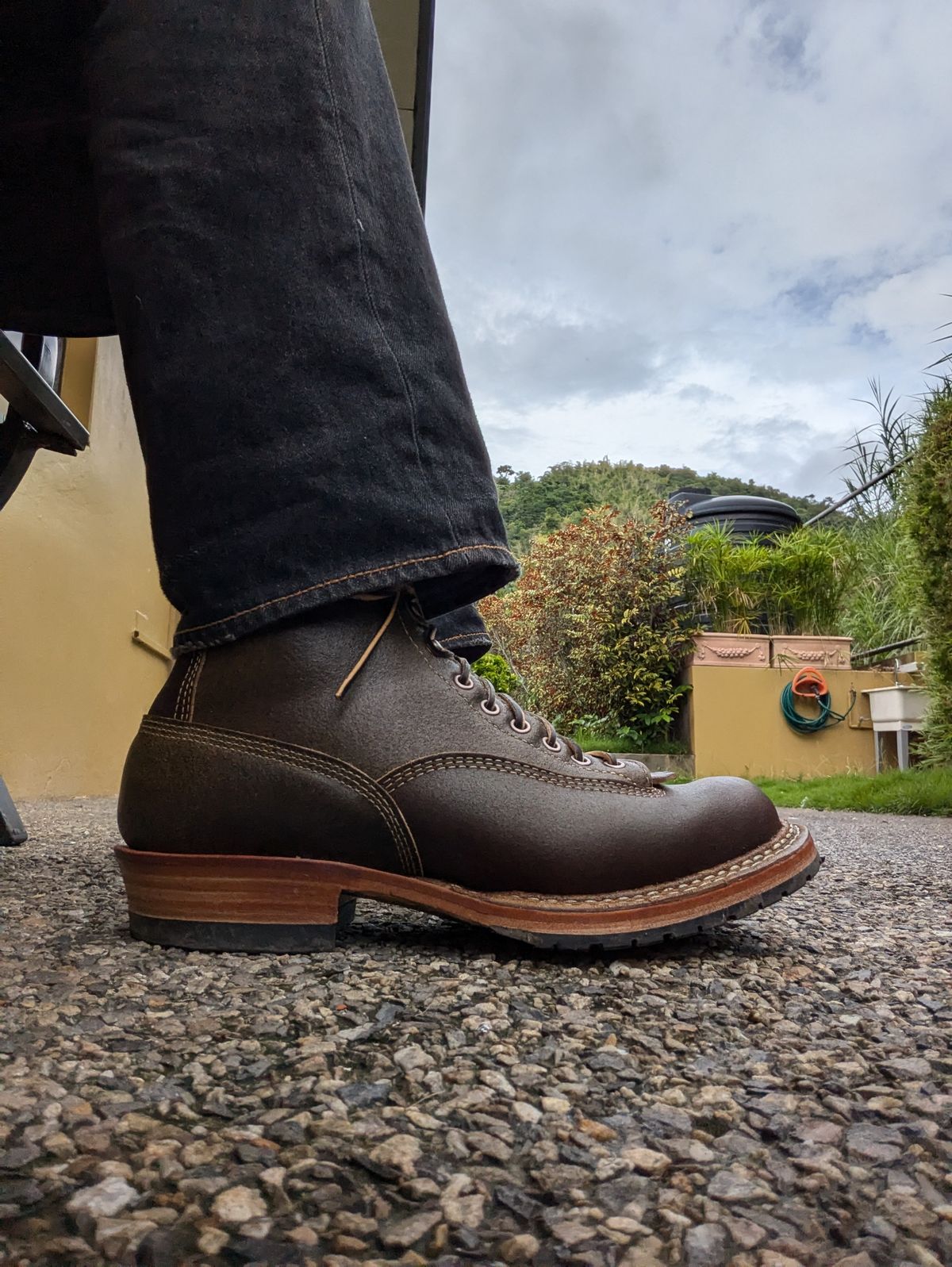 Photo by dwbrunton on October 27, 2024 of the White's Bounty Hunter in Horween Cinnamon Waxed Flesh & Horweem Olive Waxed Flesh.