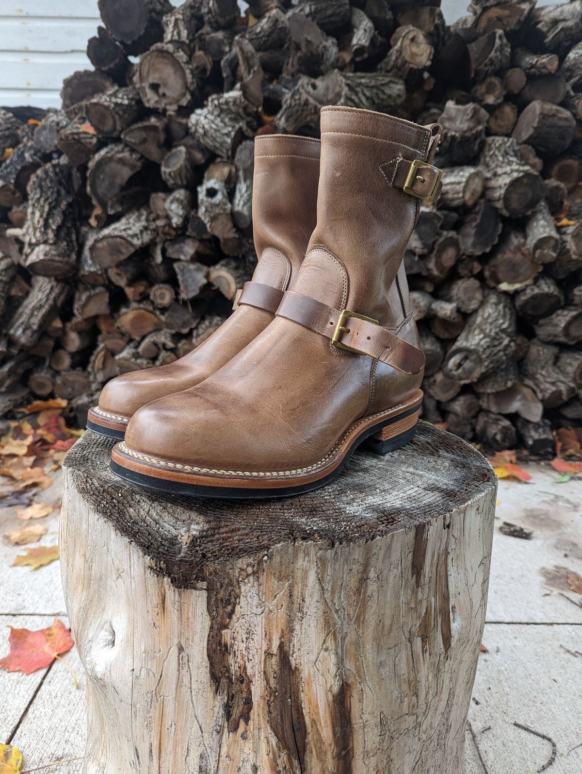 Photo by timelesstough on October 14, 2023 of the Viberg Engineer in Horween Natural Chromexcel.