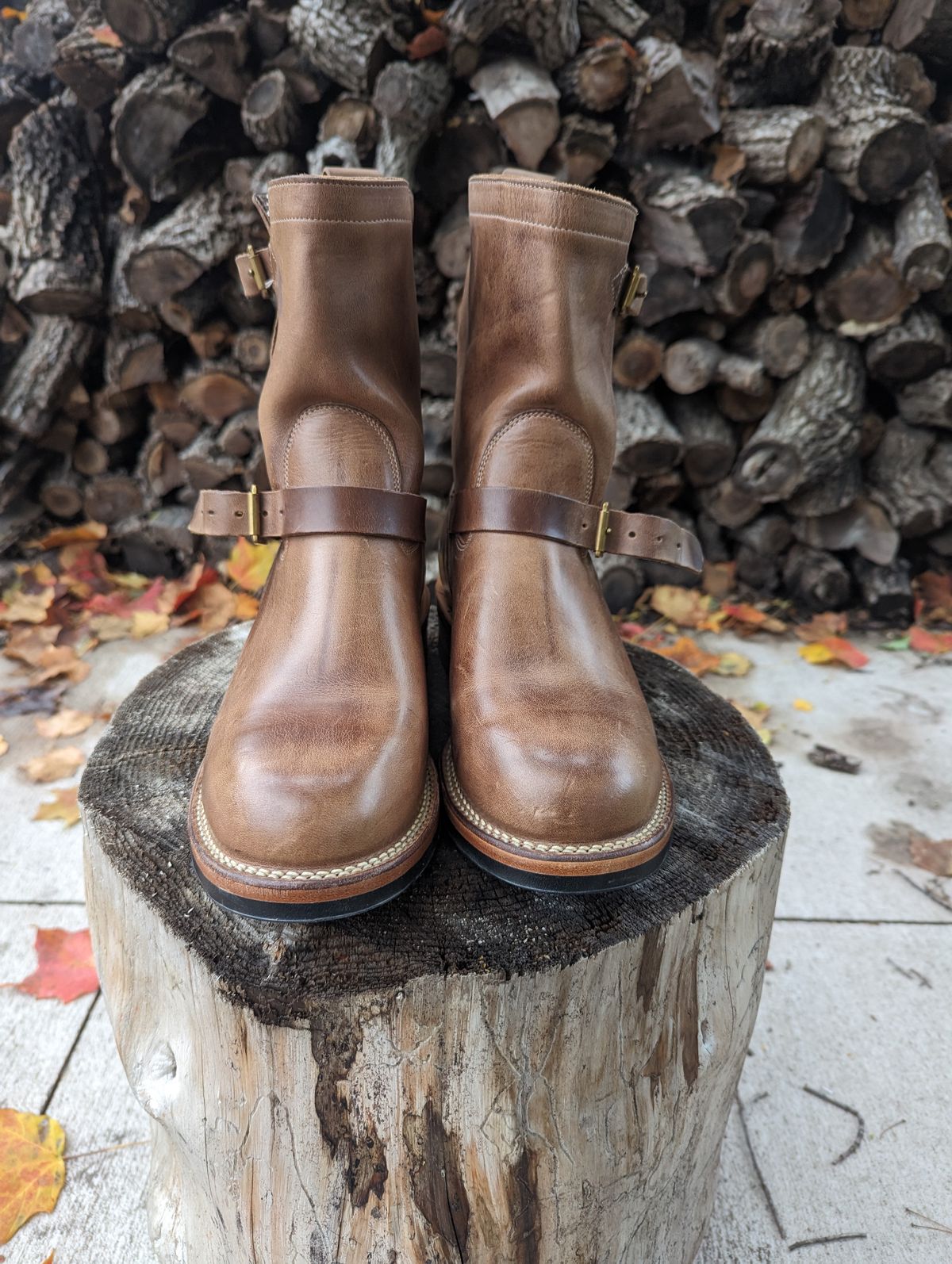 Photo by timelesstough on October 14, 2023 of the Viberg Engineer in Horween Natural Chromexcel.