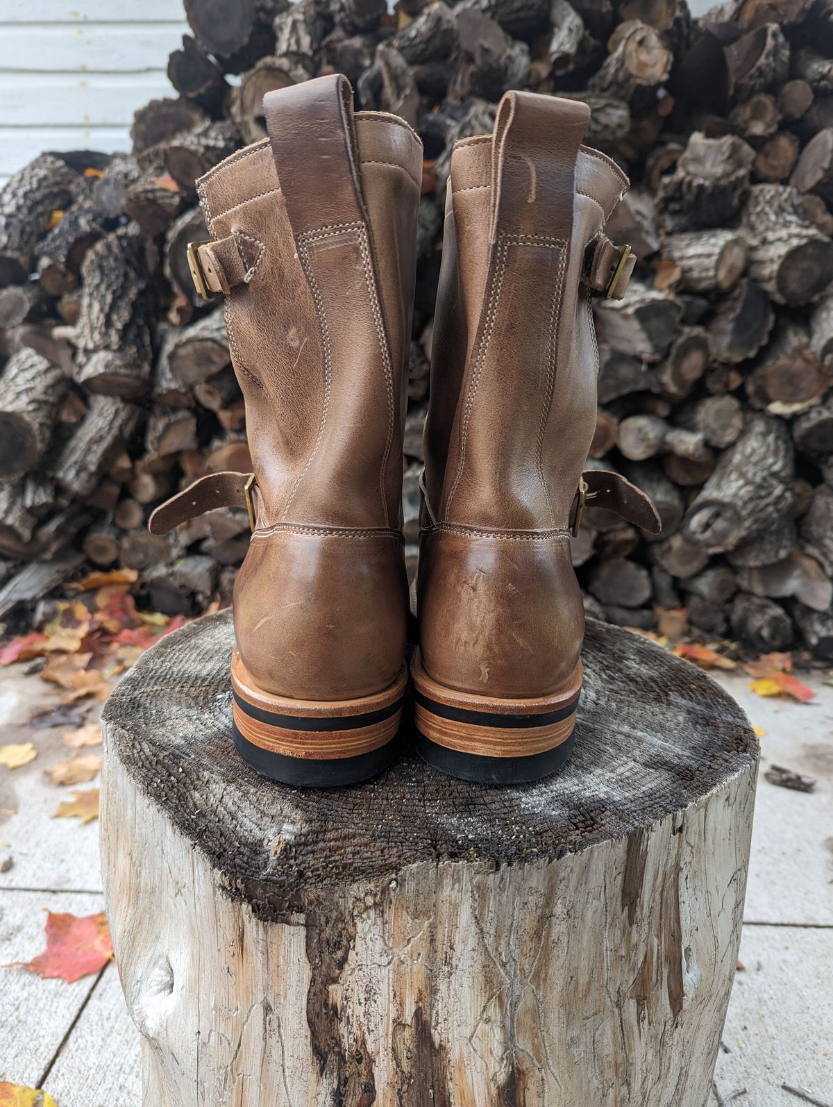 Photo by timelesstough on October 14, 2023 of the Viberg Engineer in Horween Natural Chromexcel.