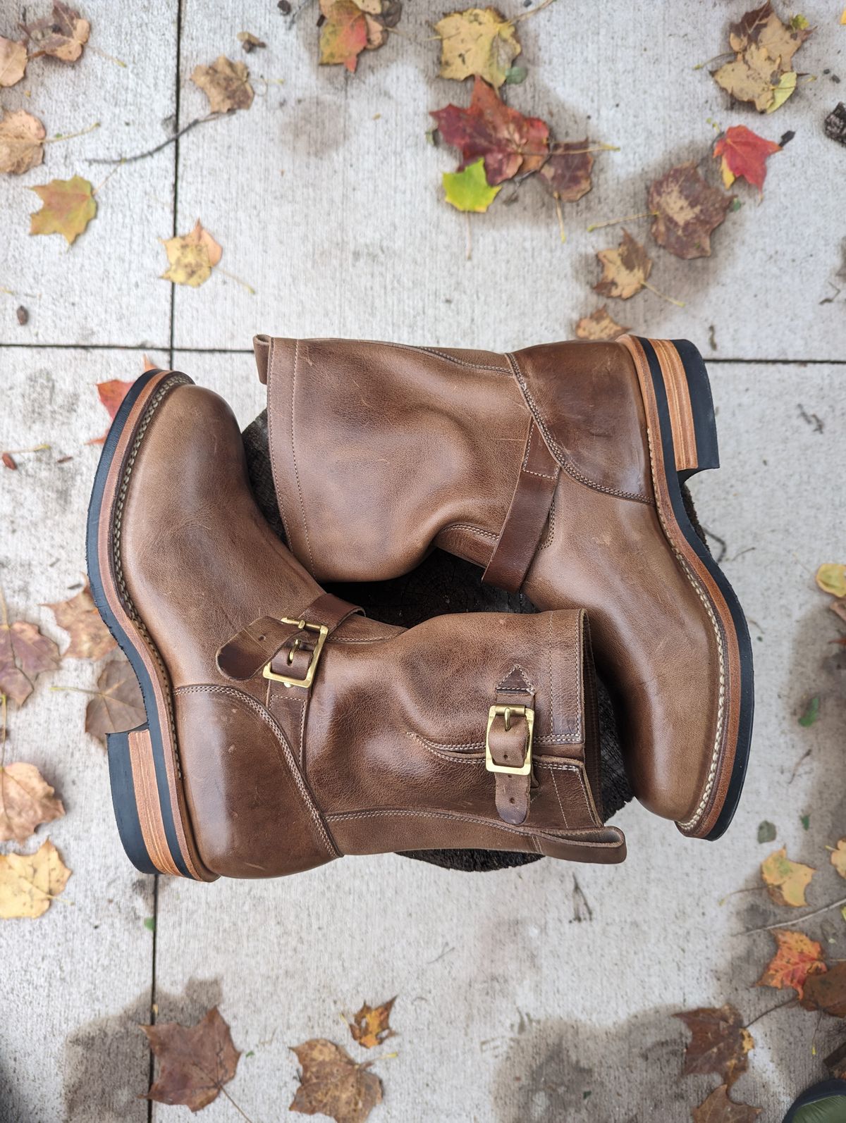 Photo by timelesstough on October 14, 2023 of the Viberg Engineer in Horween Natural Chromexcel.