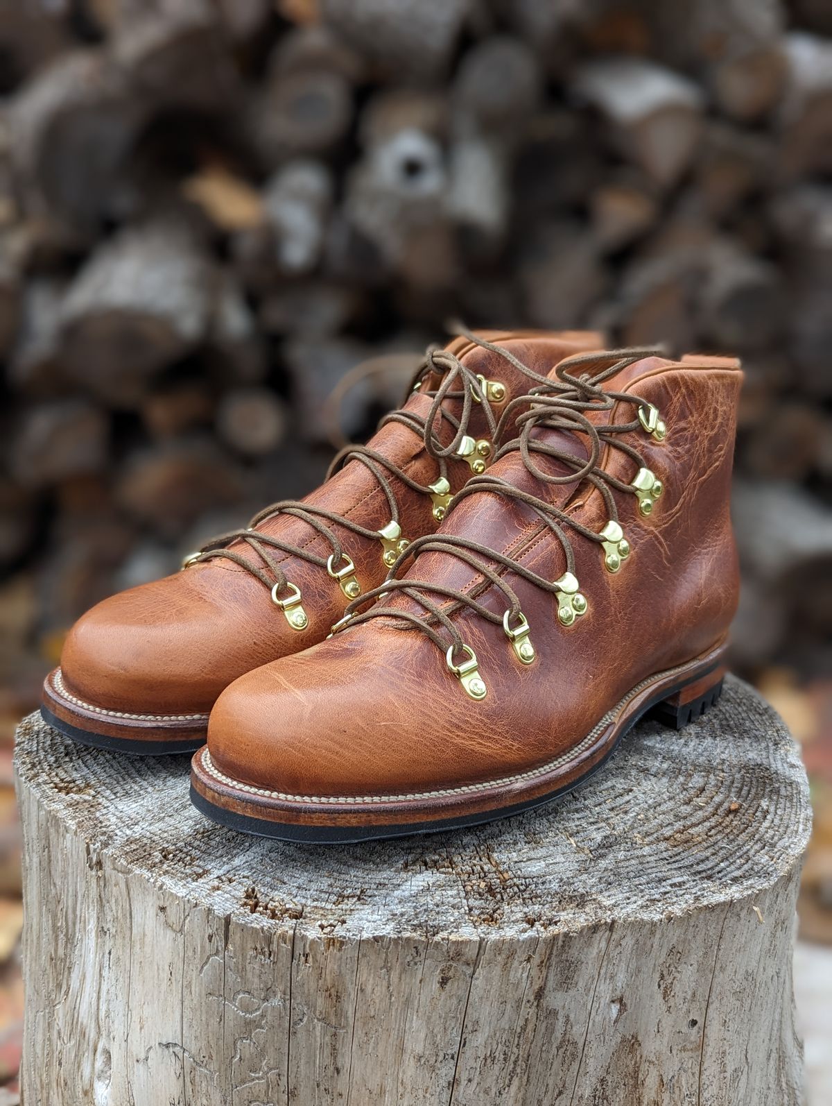 Photo by timelesstough on November 1, 2023 of the Viberg Hiker in Horween Natural Dublin.