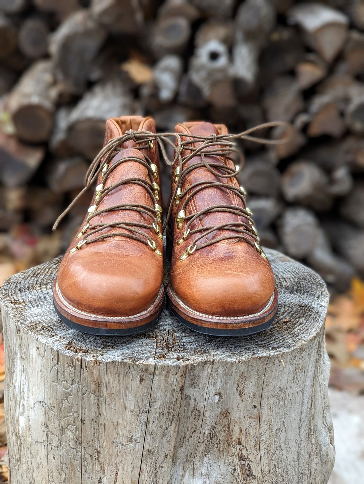 Photo by timelesstough on November 1, 2023 of the Viberg Hiker in Horween Natural Dublin.