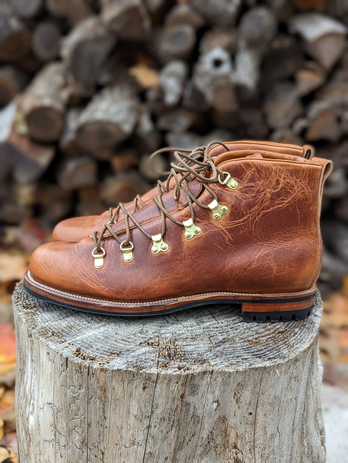 Photo by timelesstough on November 1, 2023 of the Viberg Hiker in Horween Natural Dublin.