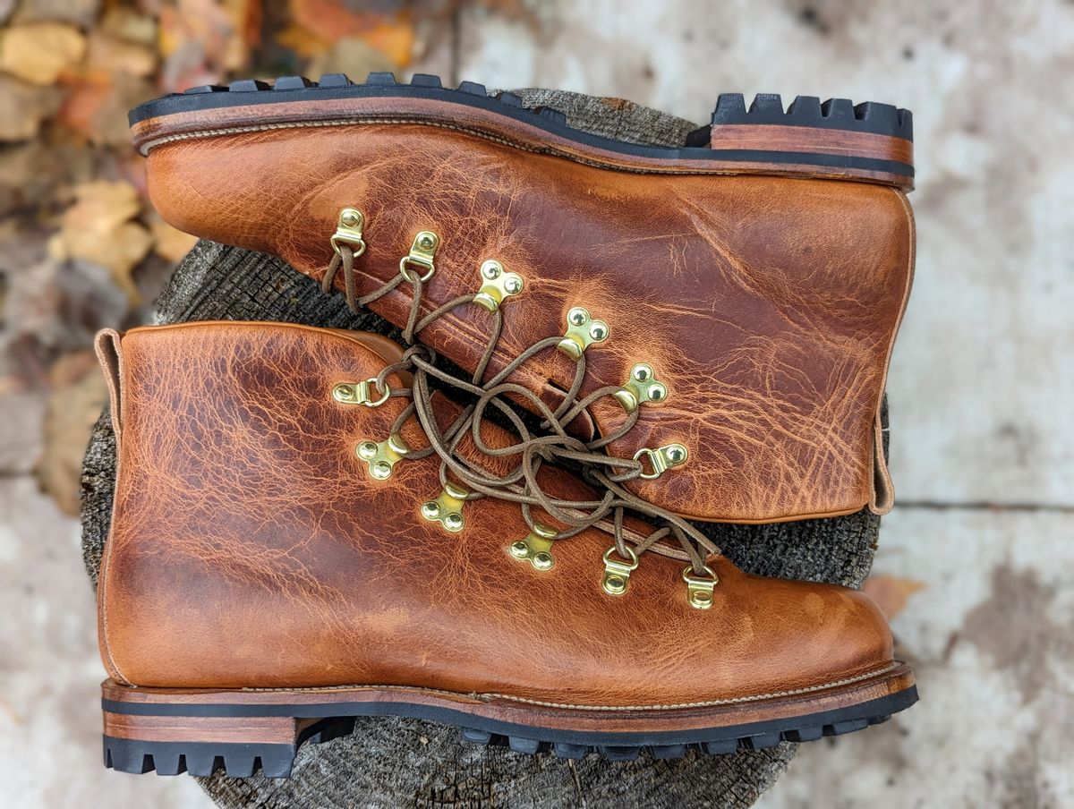 Photo by timelesstough on November 1, 2023 of the Viberg Hiker in Horween Natural Dublin.