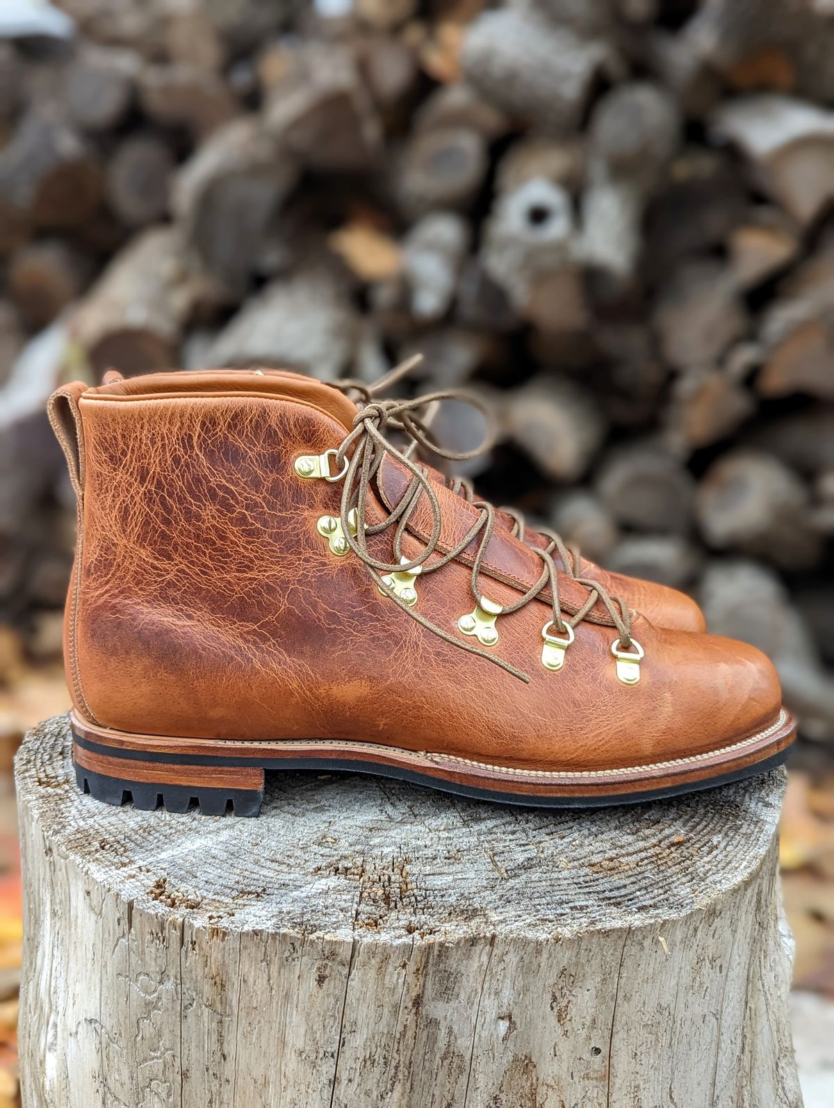 Photo by timelesstough on November 1, 2023 of the Viberg Hiker in Horween Natural Dublin.