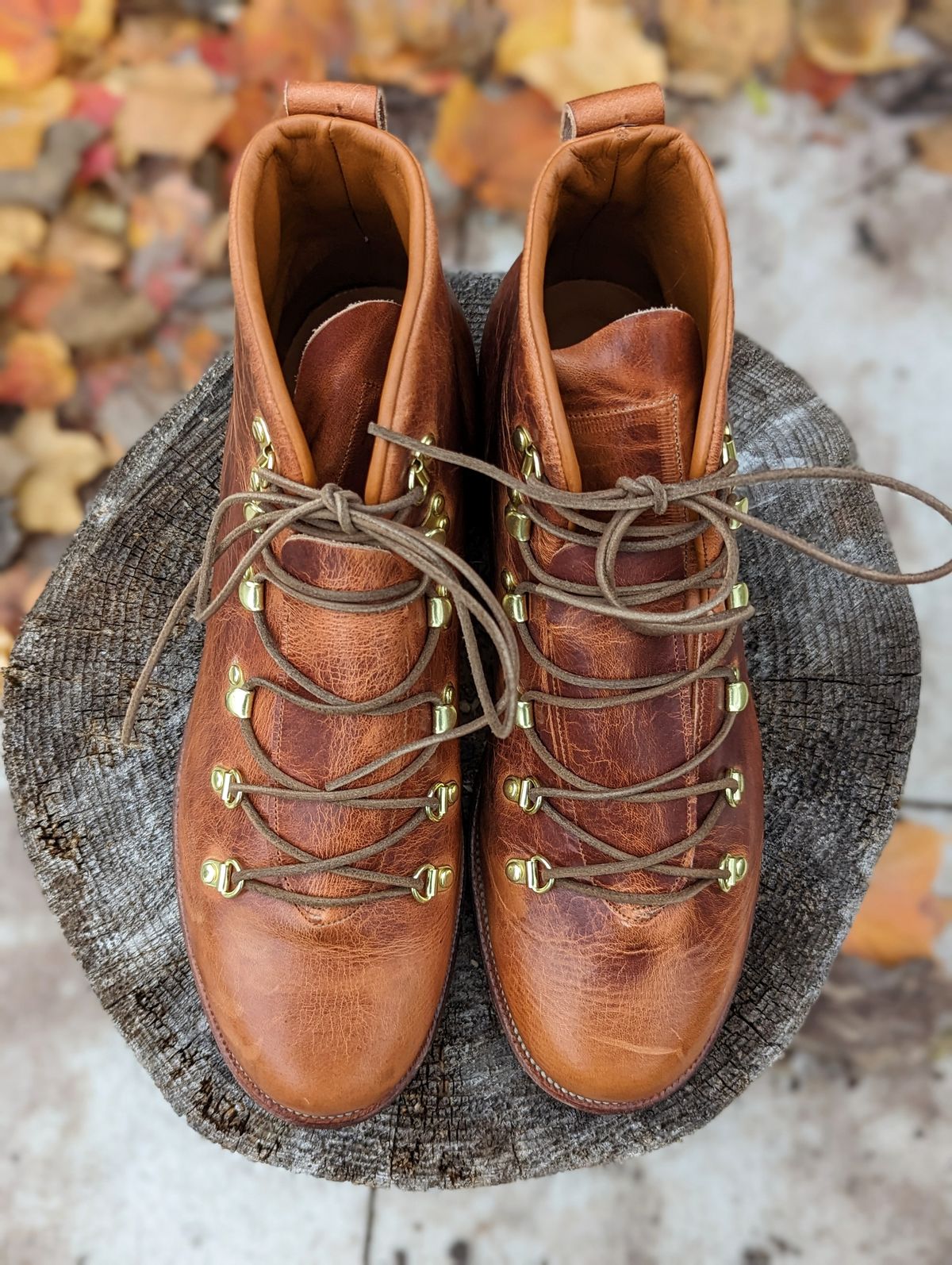 Photo by timelesstough on November 1, 2023 of the Viberg Hiker in Horween Natural Dublin.