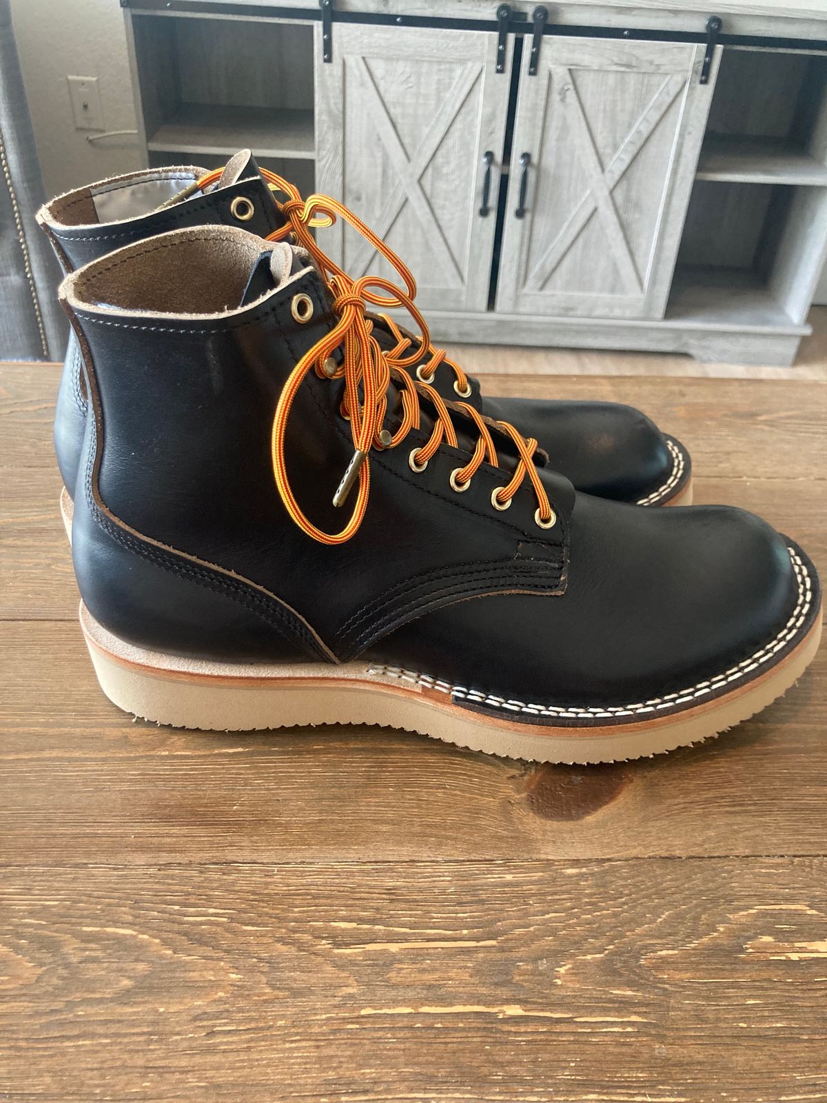 Photo by PostGhost on October 2, 2024 of the Nicks Free Range in Horween Black Chromexcel.