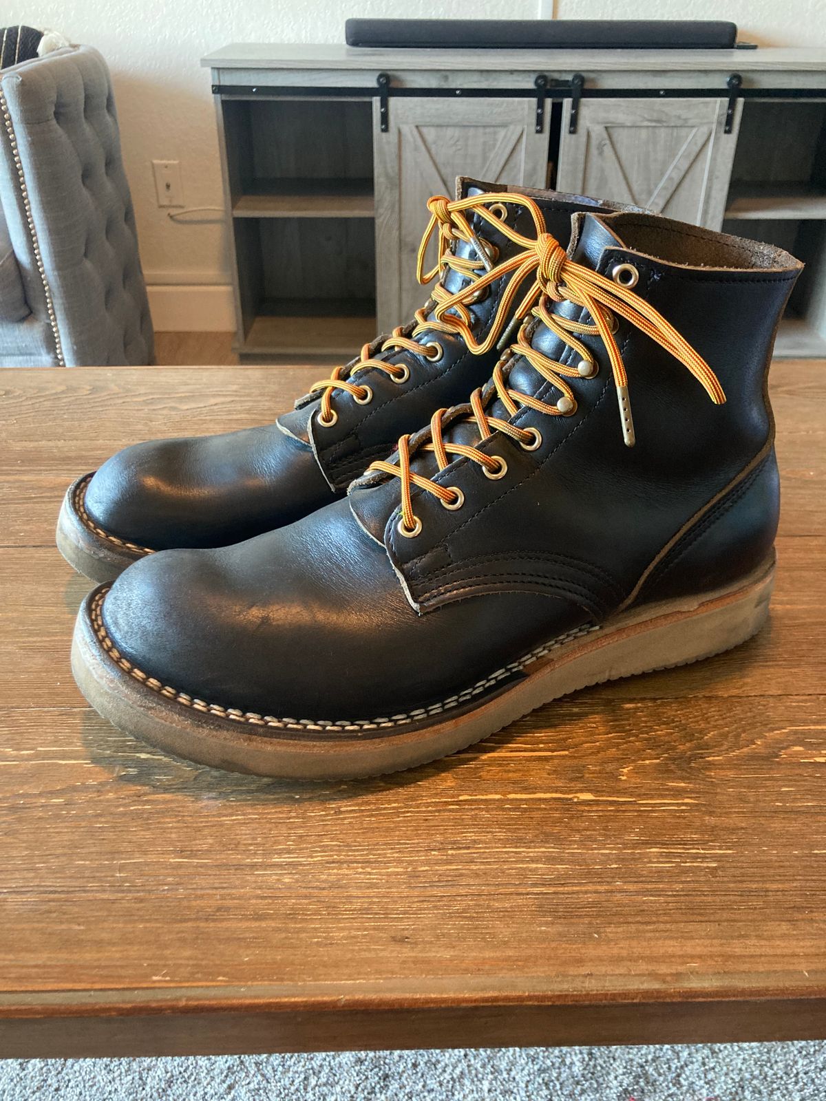 Photo by PostGhost on October 13, 2024 of the Nicks Free Range in Horween Black Chromexcel.