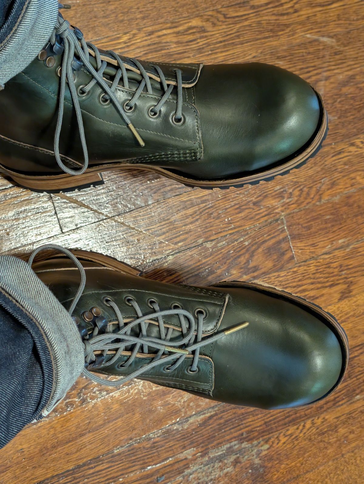 Photo by FotoJesse on October 18, 2025 of the Goral Buxton Brass Wire Construction Boot in Horween Forest Green Chromexcel.
