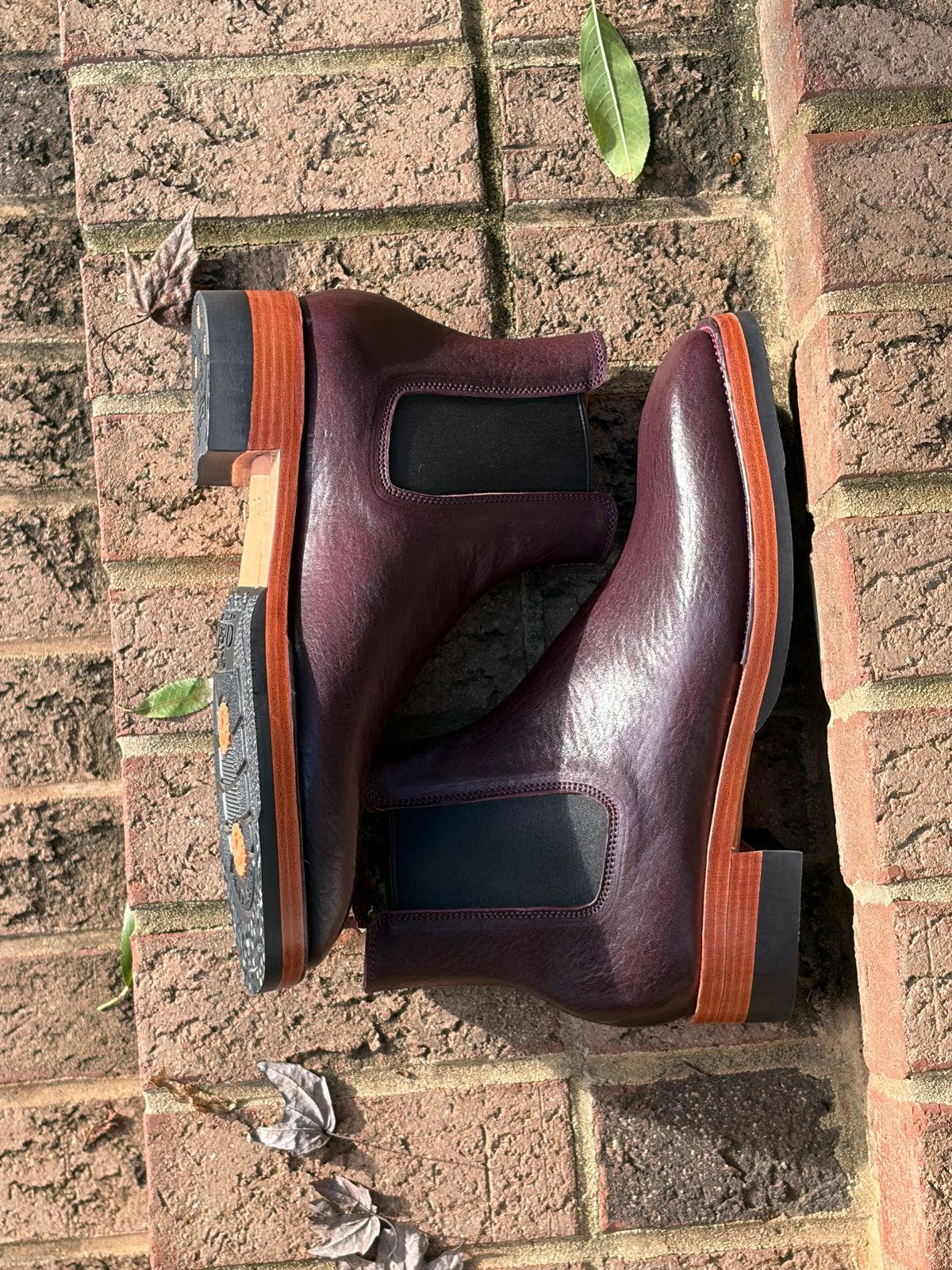 Photo by PinyonPine on October 1, 2025 of the Renav Renav / RTW Chelsea in Horween Aspen DHF Burgundy.
