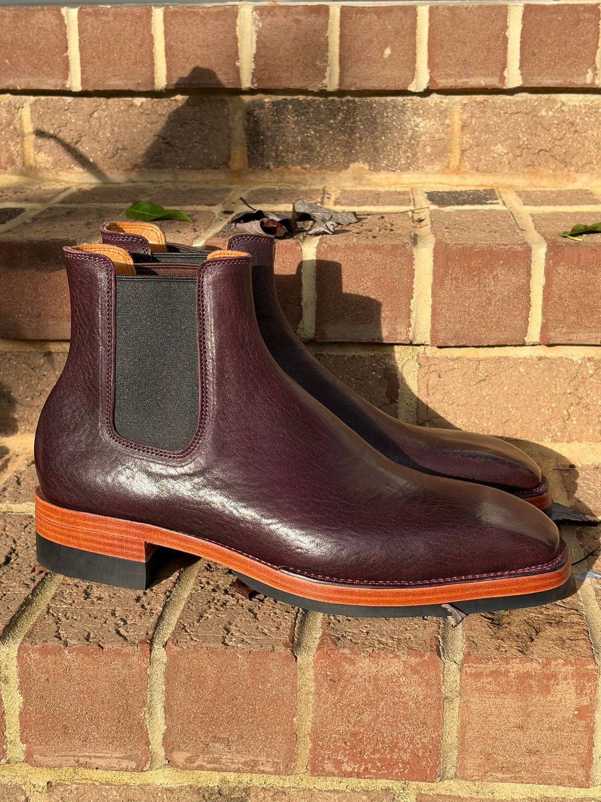 Photo by PinyonPine on October 1, 2025 of the Renav Renav / RTW Chelsea in Horween Aspen DHF Burgundy.